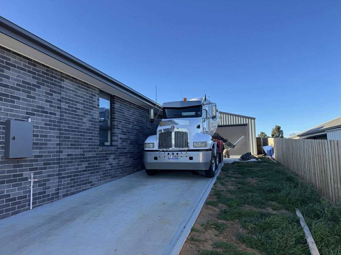 Kenworth delivering to a tight residential site