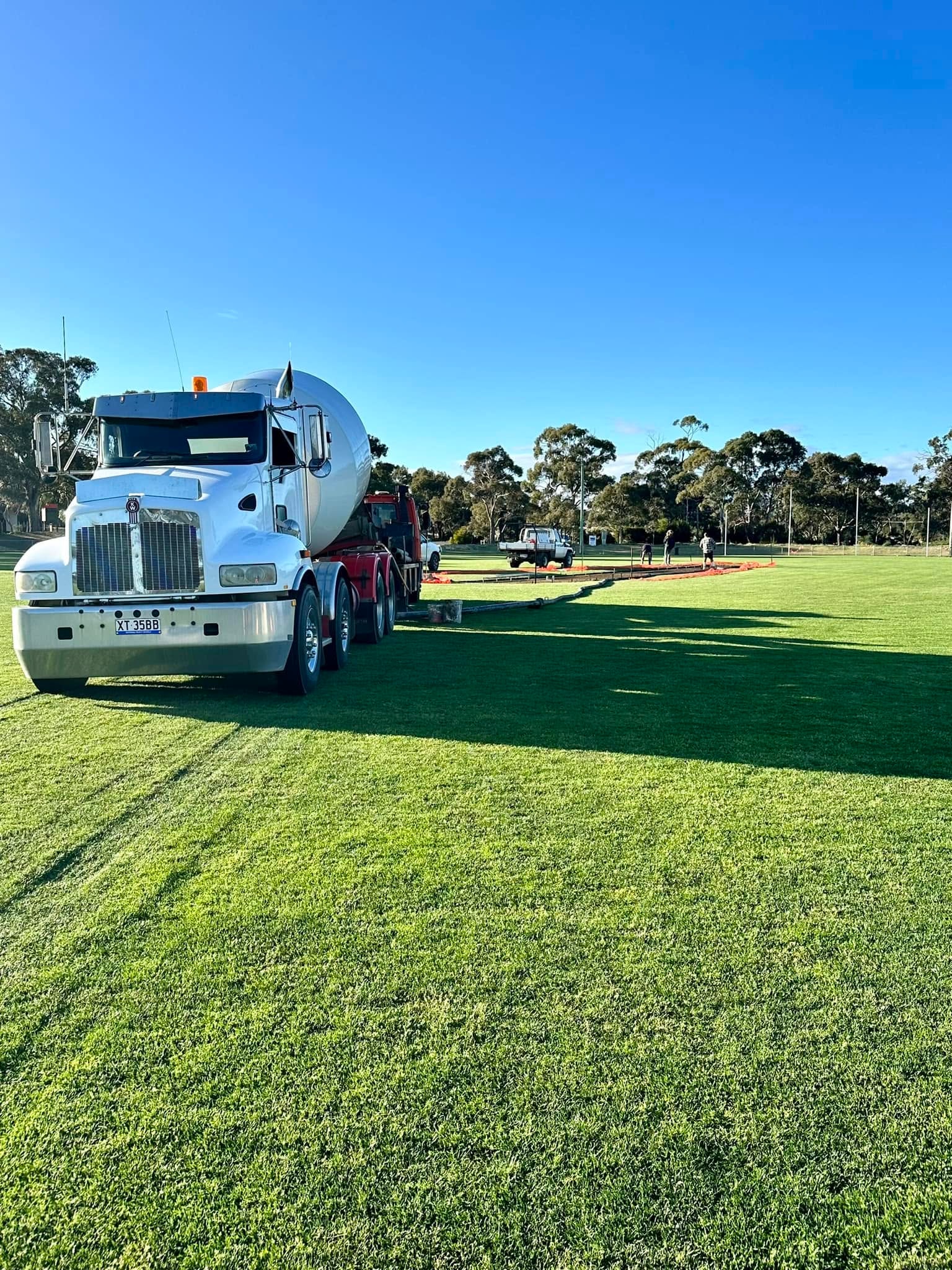 Mixer on the oval, large commercial pour